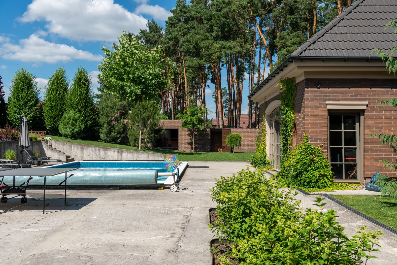 Professional pool care for a St. Augustine backyard pool